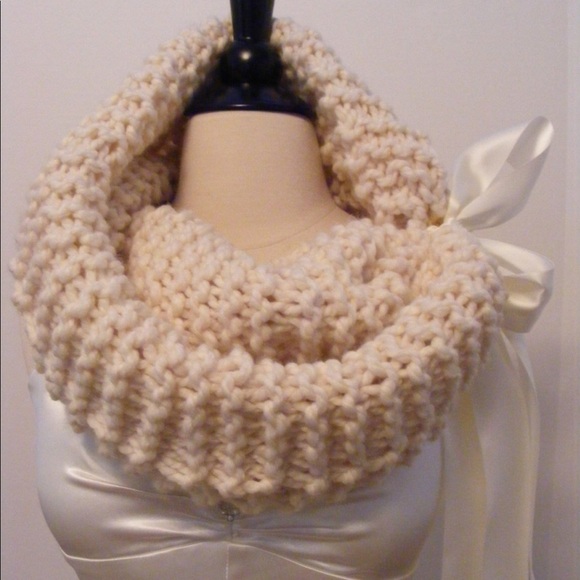 Hand made ivory wedding shawl - Picture 4 of 4